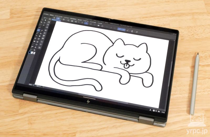 ペンでイラストを描いているところ