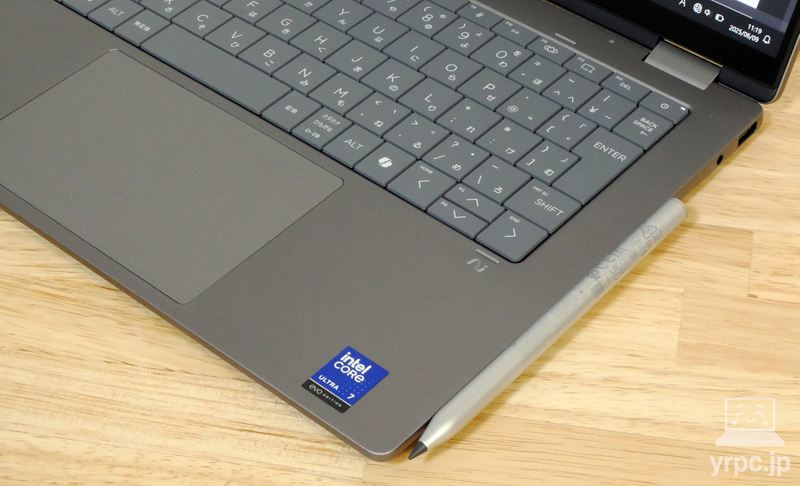 HP OmniBook X Flip 14-fmの横にHP リチャージャブル MPP2.0 アクティブペンをくっつけたところ