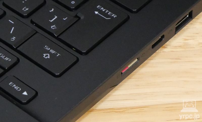 SDカードを挿しているところ