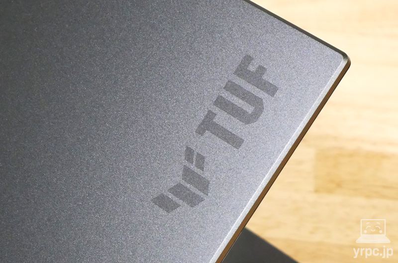 ASUS TUF Gaming A14 FA401UHの天板ロゴのアップ