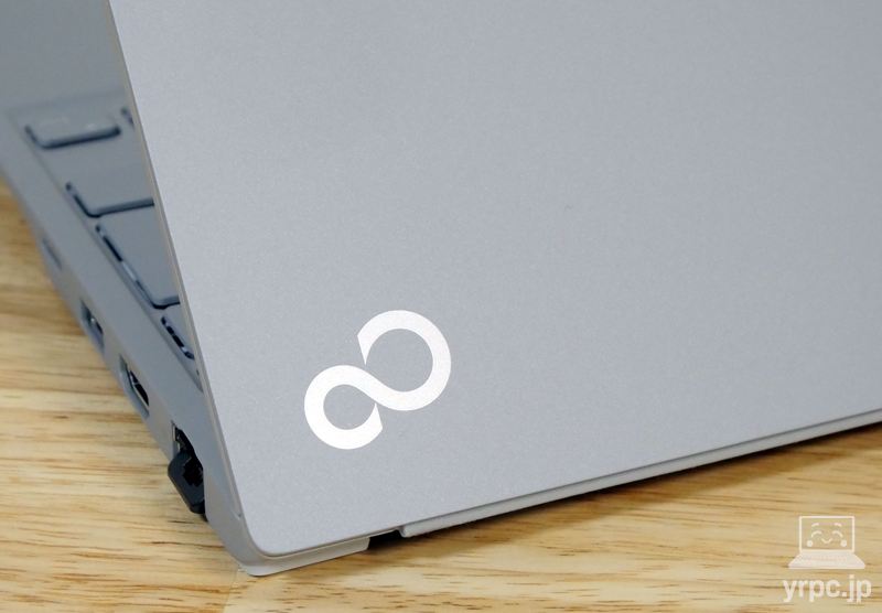 LIFEBOOK WU2/J3の天板ロゴのアップ