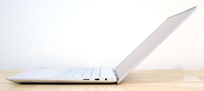 Dell 14 Premiumのディスプレイを開けるところまで開いたところ