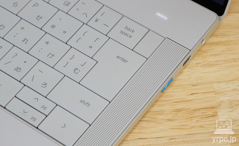SDカードを挿しているところ