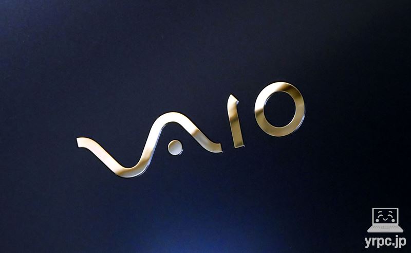 VAIO F14 (2025年6月発売モデル)の天板ロゴのアップ