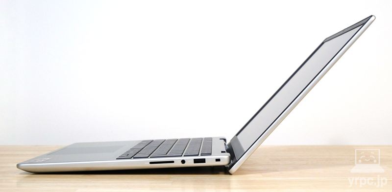 Dell 14のディスプレイを開けるところまで開いたところ