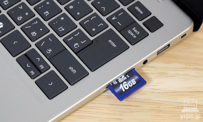 SDカードを挿しているところ