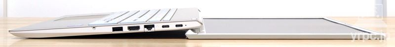 VAIO F16 (2025年6月発売モデル)のディスプレイを開けるところまで開いたところ