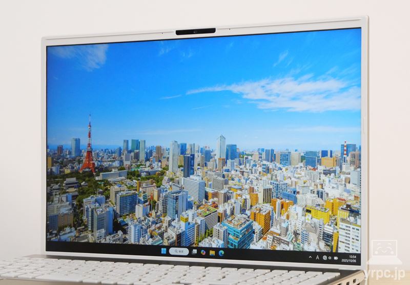 VAIO F16 (2025年6月発売モデル)の視野角チェック 横から見たところ