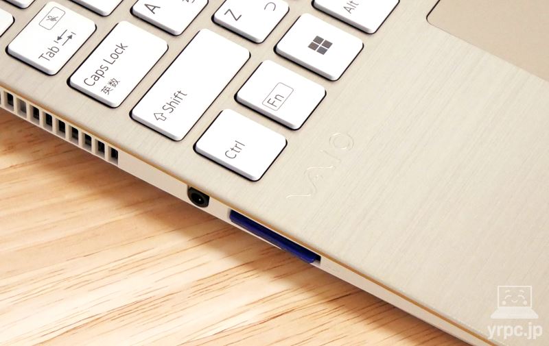 SDカードを挿しているところ
