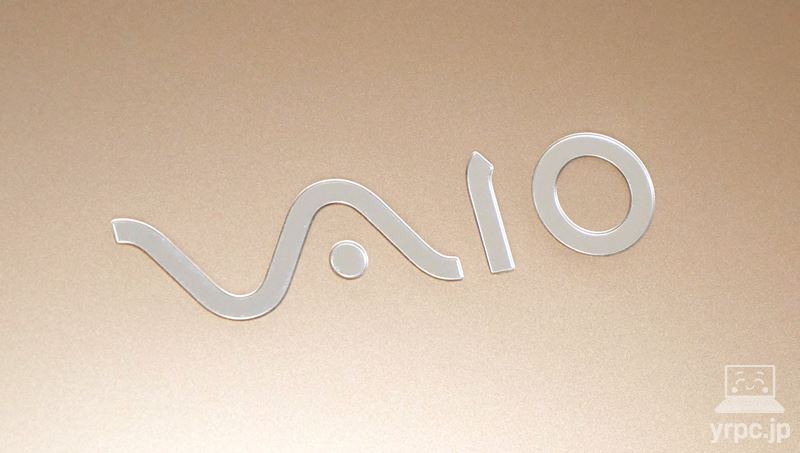 VAIO F16 (2025年6月発売モデル)の天板ロゴのアップ