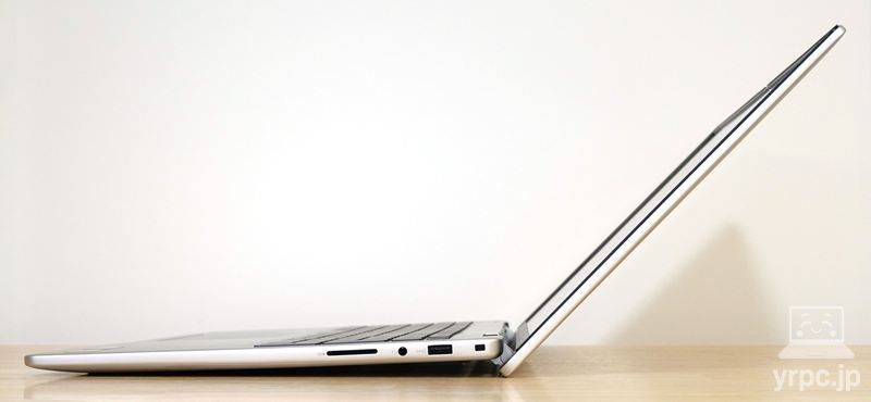 Dell 16のディスプレイを開けるところまで開いたところ