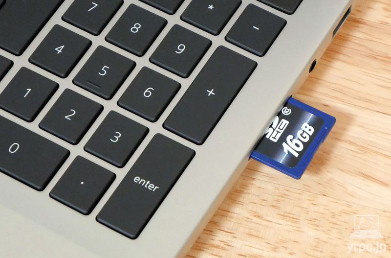 SDカードを挿しているところ