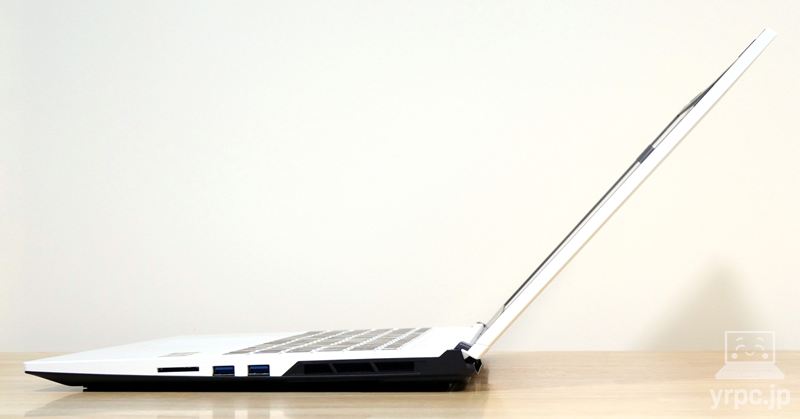 NEXTGEAR J6-A7G50WT-A（ホワイト）のディスプレイを開けるところまで開いたところ