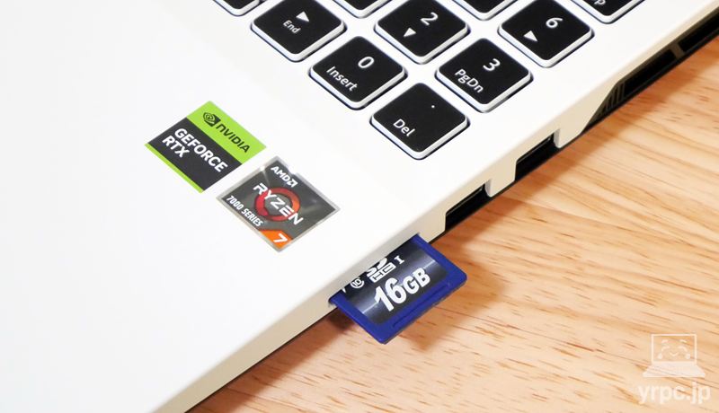 SDカードを挿しているところ