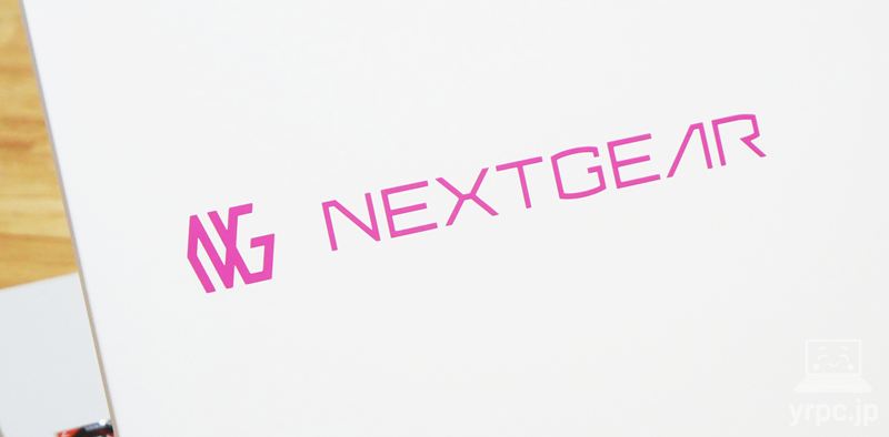 NEXTGEAR J6-A7G50WT-A（ホワイト）の天板ロゴのアップ