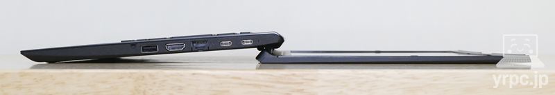 VAIO S13 (2025年3月発売モデル)のディスプレイを開けるところまで開いたところ