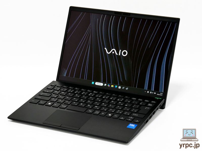 VAIO S13 (2025年3月発売モデル)の外観。斜め上から