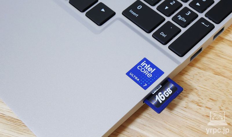 SDカードを挿しているところ