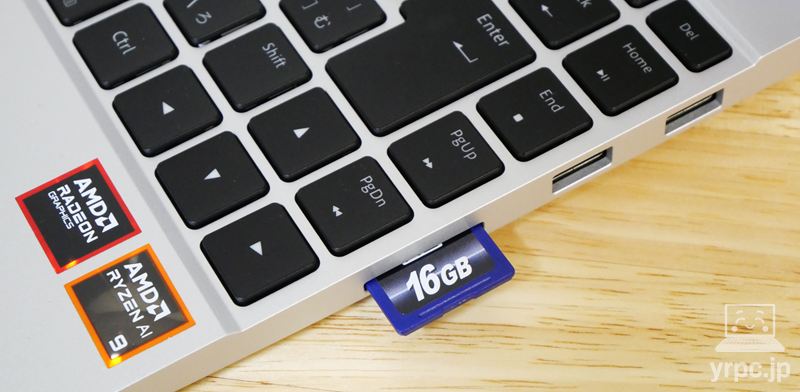 SDカードを挿しているところ