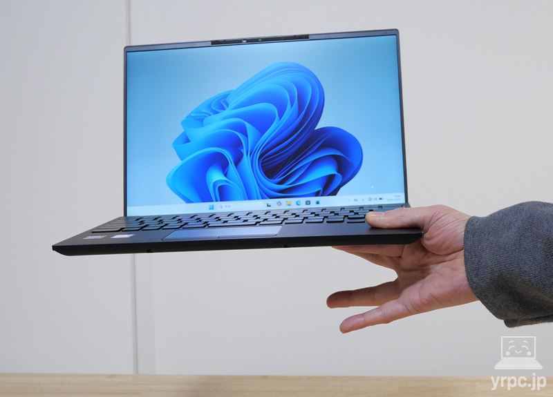 FMV WU5-K3を軽そうに持っているところ