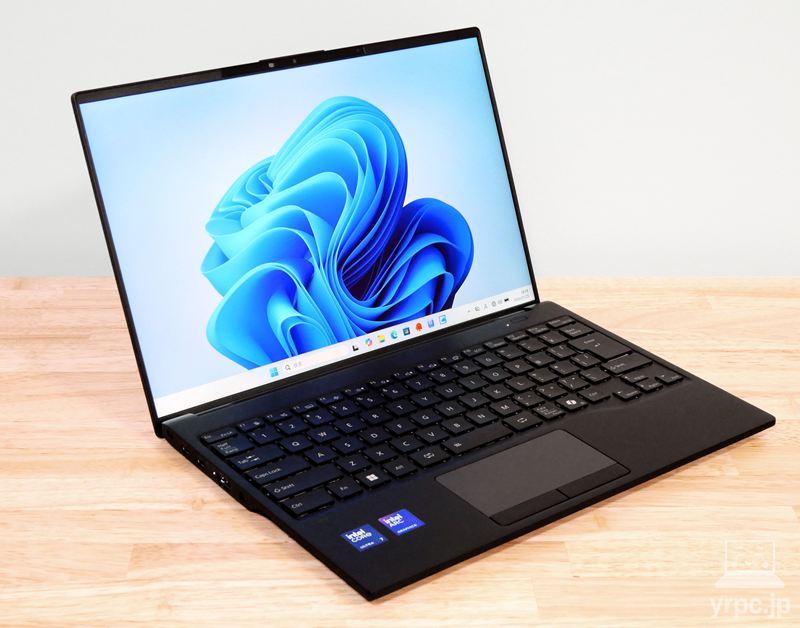 富士通 FMV WU7-K3の外観。斜め上から