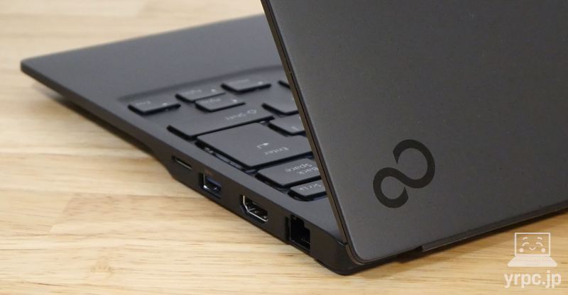 FMV WU7-K3の天板ロゴのアップ