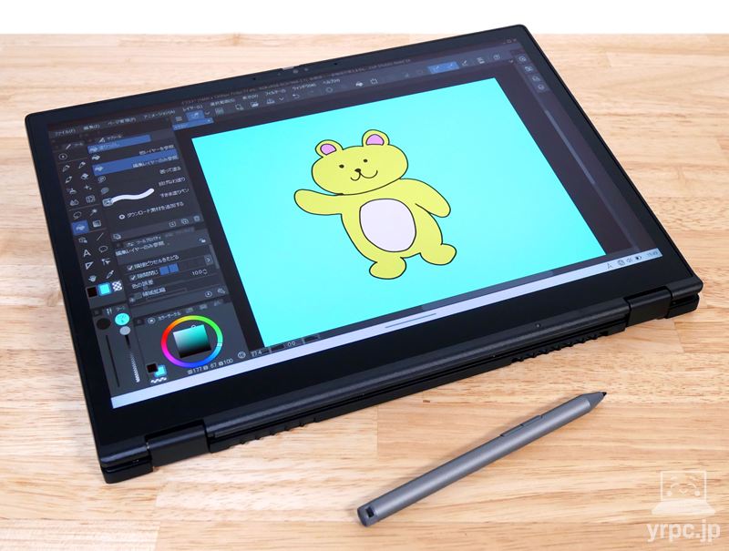 ペンでイラストを描いているところ