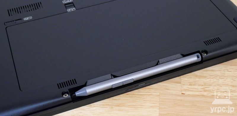 FMV WU8-K3のペン充電スペースに専用アクティブペンを収納したところ