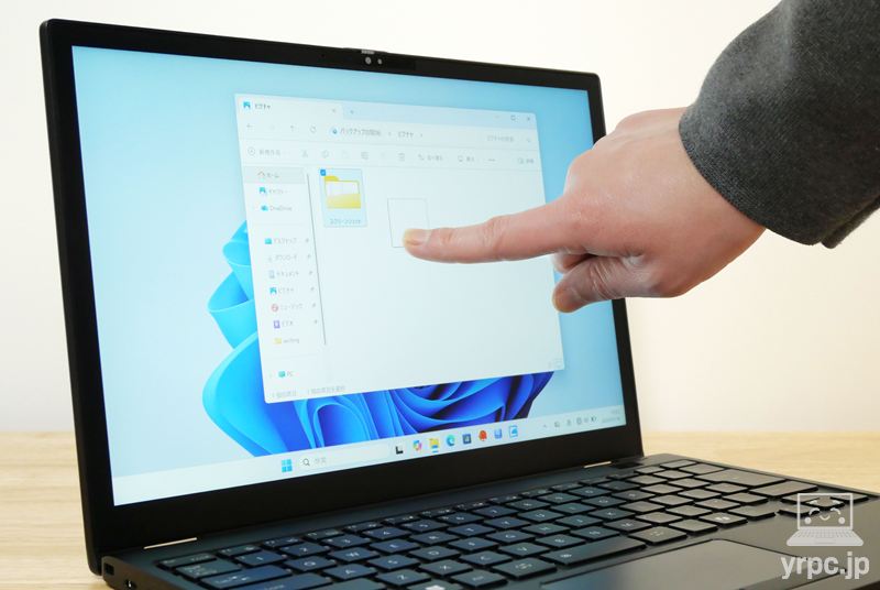 ディスプレイにタッチしているところ（タッチ対応ディスプレイ）