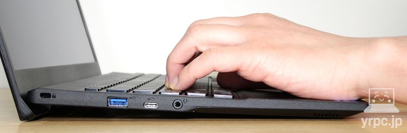 FMV WE1-K3のリフトアップヒンジ