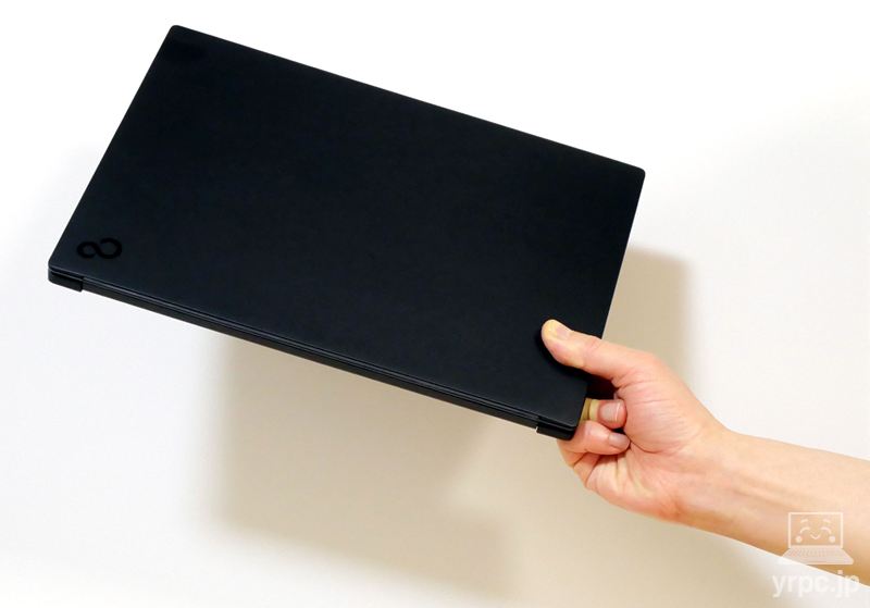 FMV WU6-L1を軽そうに持っているところ