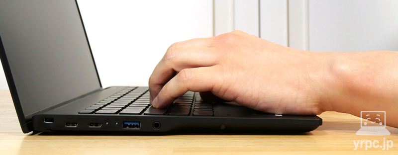 FMV WU6-L1のリフトアップヒンジ構造