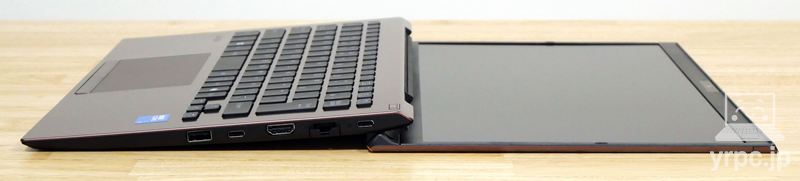 VAIO SX14のディスプレイを開けるところまで開いたところ