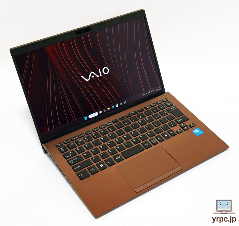 VAIO SX14の外観。斜め上から