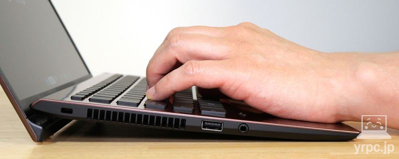 VAIO SX14のチルトアップヒンジ機構