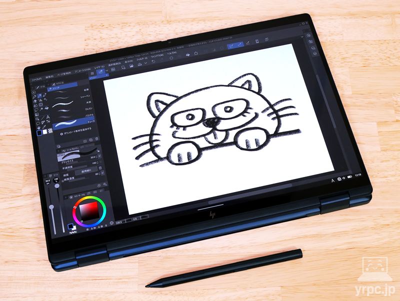 ペンでイラストを描いているところ