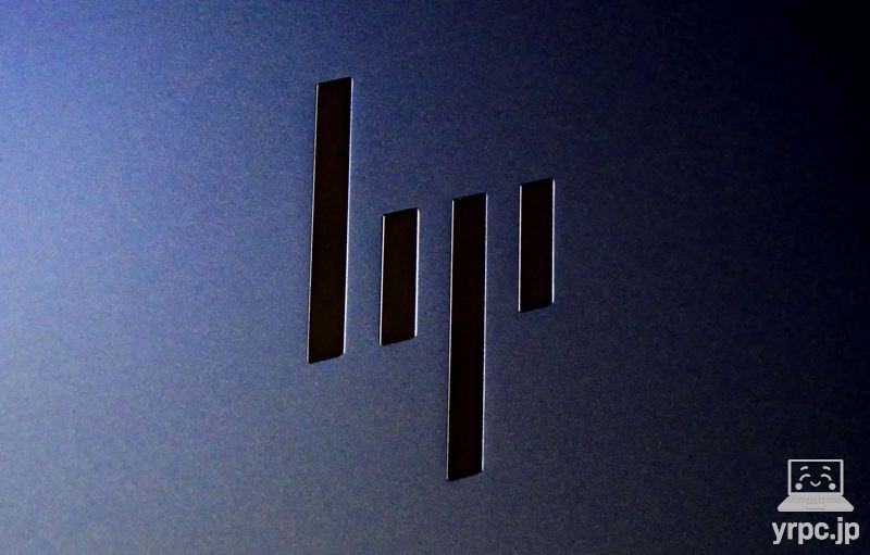 HP OmniBook X Flip 14-kbの天板ロゴのアップ
