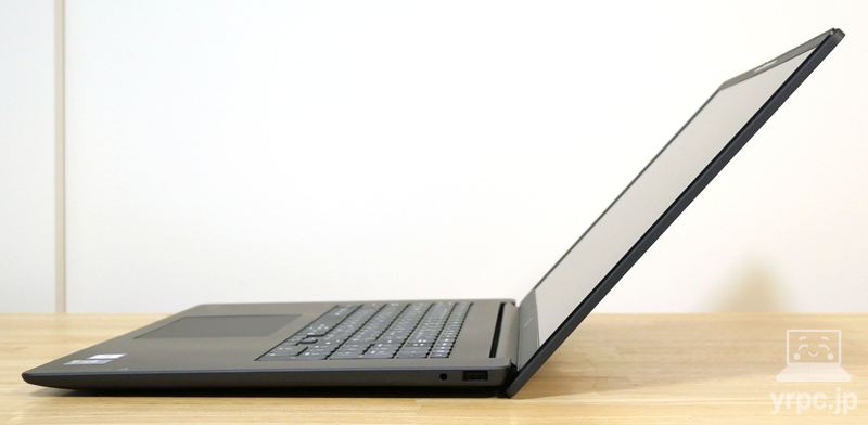 HP OmniBook 3 17-dfのディスプレイを開けるところまで開いたところ