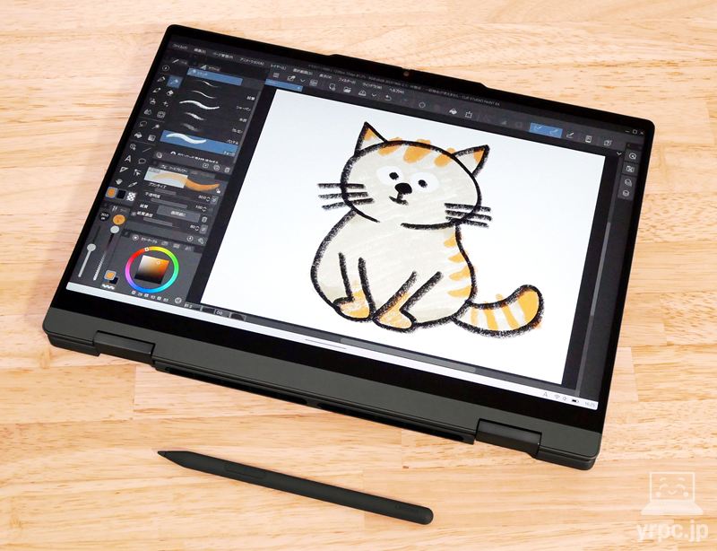 ペンでイラストを描いているところ