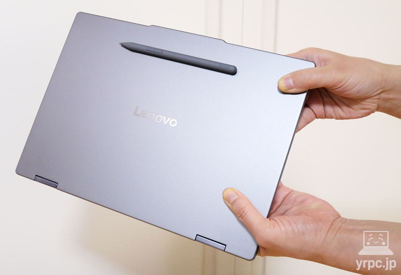IdeaPad 5i 2-in-1 Gen 11 (14型 Intel)の天板にLenovo Yoga Penをくっつけたところ