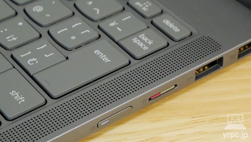 SDカードを挿しているところ