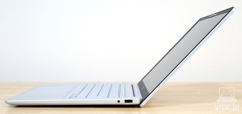 HP OmniBook 3 14-hzのディスプレイを開けるところまで開いたところ