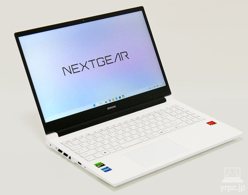 マウスコンピューター NEXTGEAR J5-A5G50WT-A（ホワイト）の外観。斜め上から