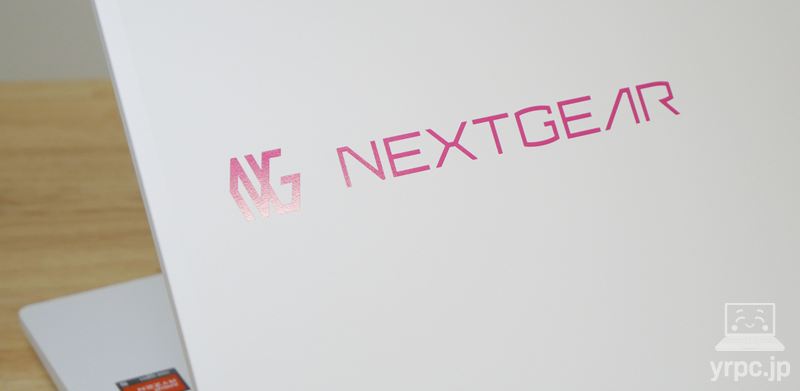 NEXTGEAR J5-A5G50WT-A（ホワイト）の天板ロゴのアップ